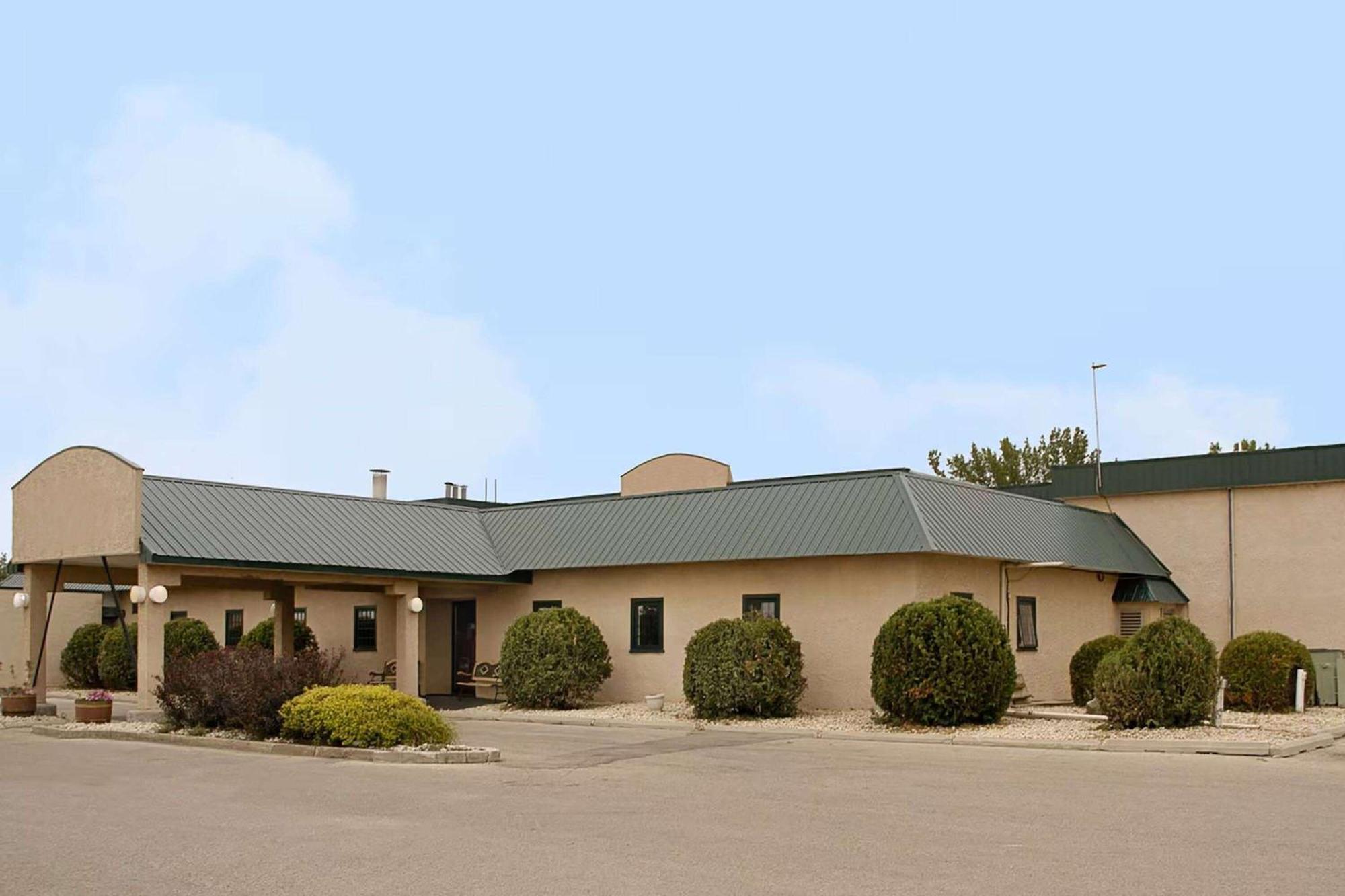 Howard Johnson By Wyndham Portage La Prairie Exterior foto